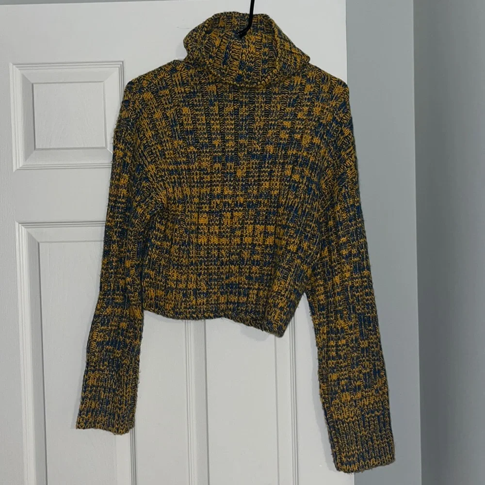 URBAN OUTFITTERS TURTLENECK Worn once - Picture 2 of 3